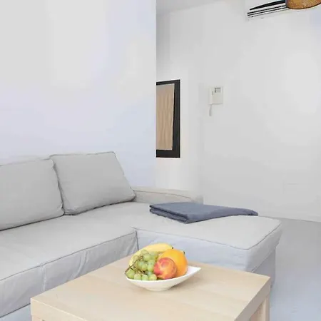 Stylish 2 Bedroom Next To Lamerced Plaza Apartment