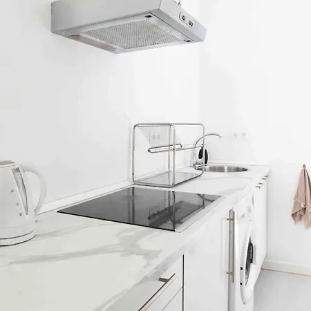 Stylish 2 Bedroom Next To Lamerced Plaza Apartment *