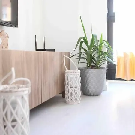 Stylish 2 Bedroom Next To Lamerced Plaza Apartment